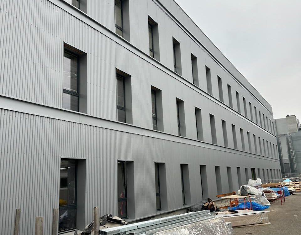 Quelles sont les &eacute;tapes cl&eacute;s pour r&eacute;ussir la pose d’un bardage industriel ? H&eacute;ricourt